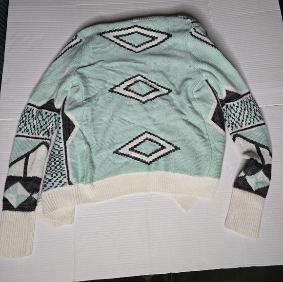 Geometric Patterned Women's Sweater - Cream and Gray - Picture 3 of 3